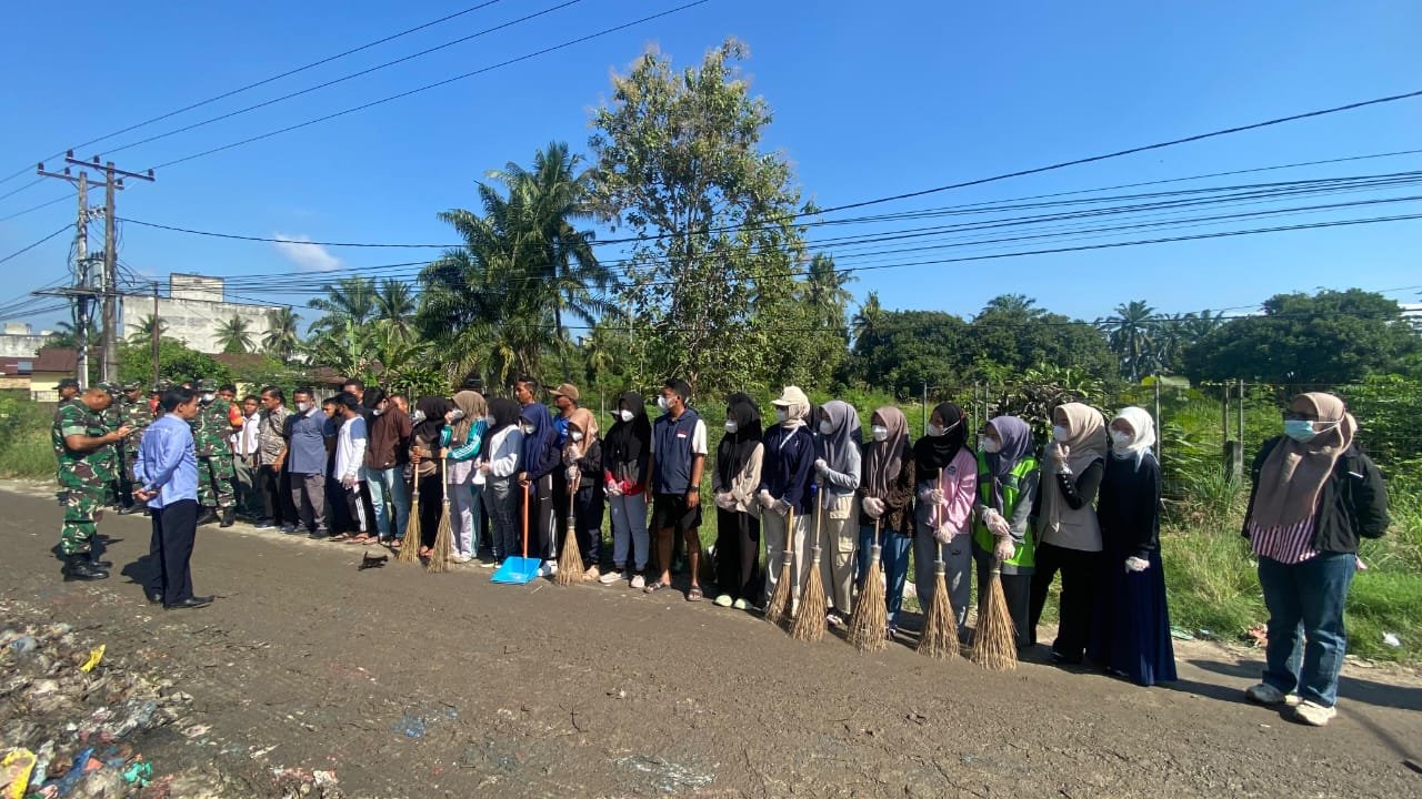 Peduli Lingkungan, BEM STAI Panca Budi Perdagangan Berkolaborasi Dengan Plt. Camat dan Koramil 06 Bandar Laksanakan Gotong Royong
